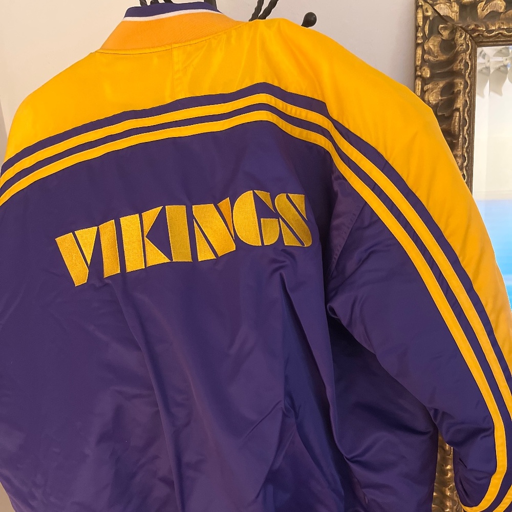 Vintage oversized Vikings puffer jacket